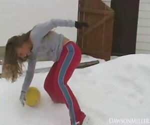 Cô gái tóc vàng cần phải trải qua một ít niềm xec gai lau xanh vui