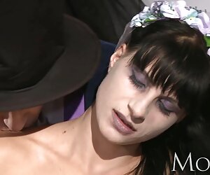 Đức mẹ kissikissi trong cỡi lauxanhorg ngựa, người phụ nữ