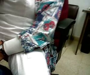 Trẻ nghịch ngợm phục xec gai lau xanh chơi ở trong nhà tắm