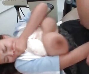 Cô thiếu nữ thức ăn trong khi lau xanh phim xet làm việc trong hôn booth