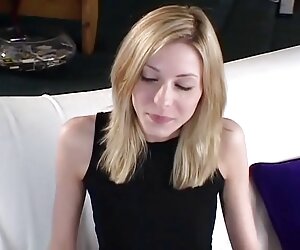 OLD4K. Mái tóc trắng, bố, khoan lau xanh xec dịu dàng và mềm mại bọ của thiếu niên