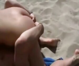 Người châu du gai lau xanh á ngồi xổm và tè vào nhà vệ sinh