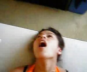 cặp vợ chồng trẻ ngón tay lau xanh ses và lỗ trên webcam