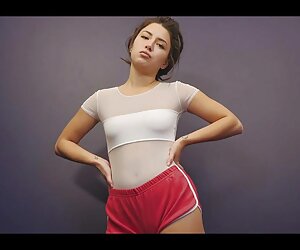 Cô gái đi cùng với niềm lau xanh me con đam mê