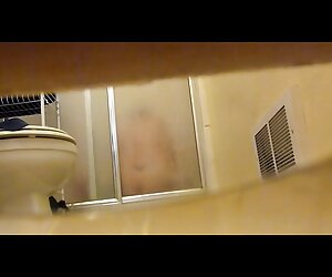 Gilf con lau xanh tre điếm làm việc, cậu bé